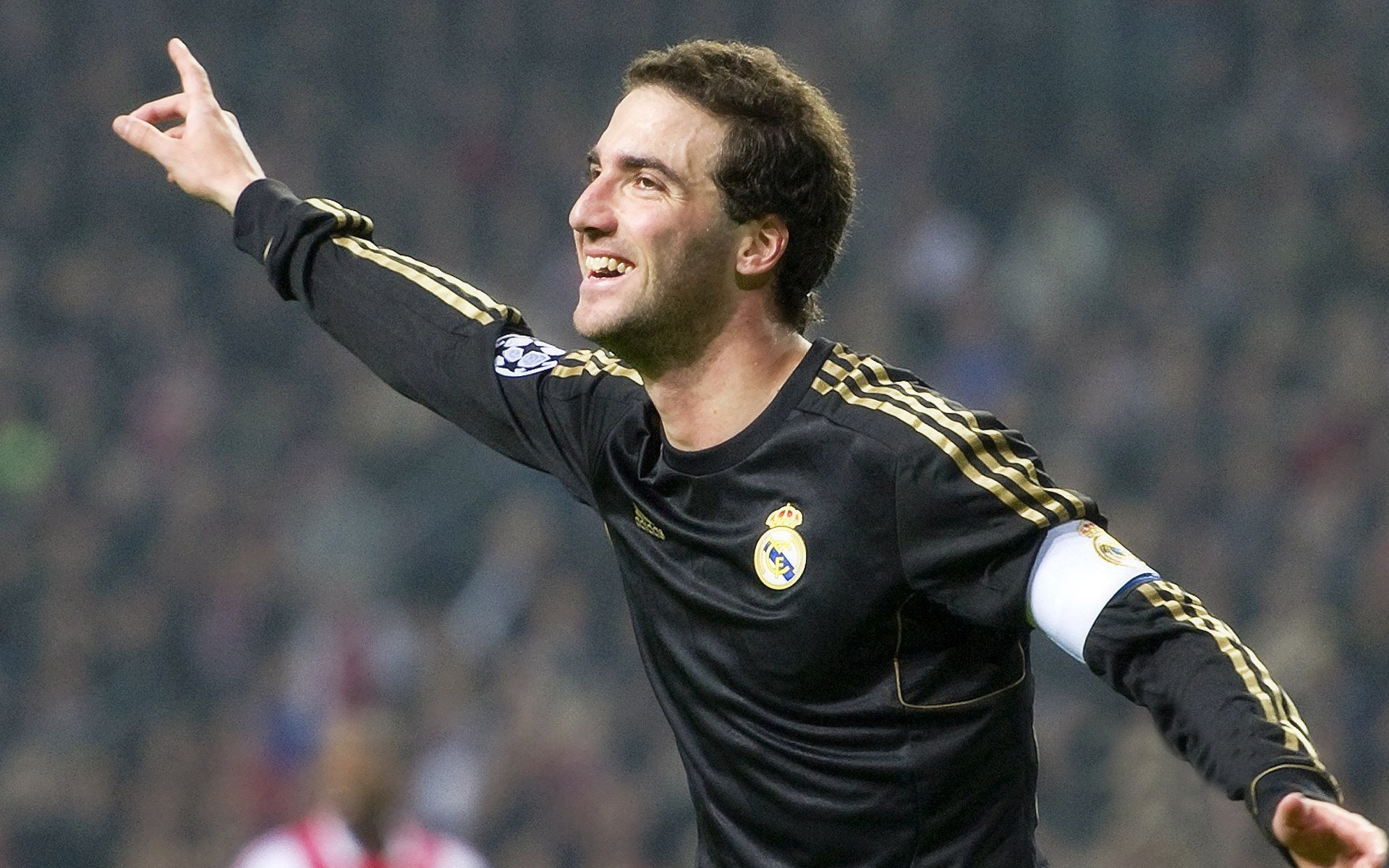 中超联赛激战正酣，海港领跑积分榜，泰山紧追不舍，保级大战白热化