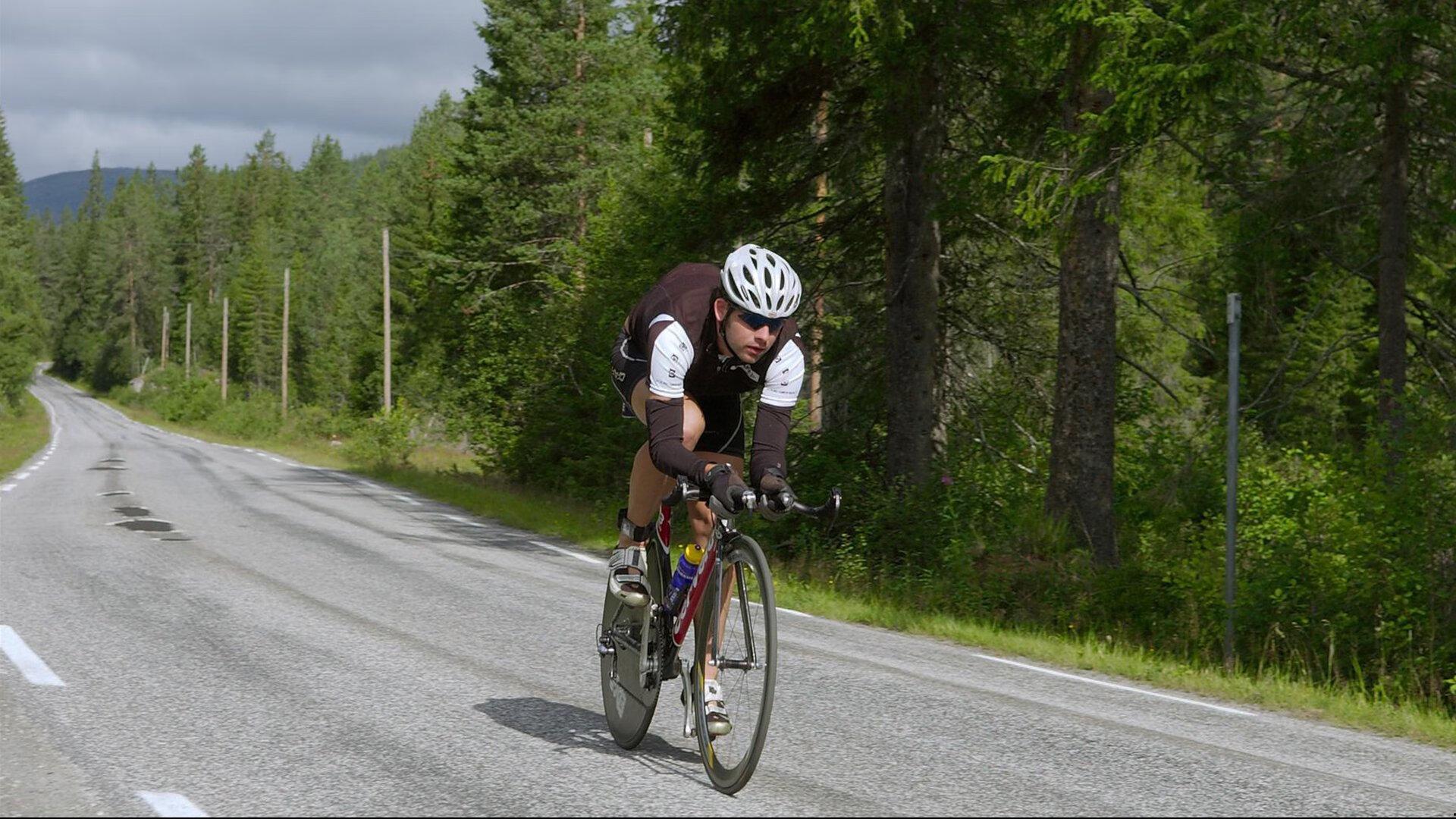 北欧锋线冰火两重天，哈兰德8场狂轰16球率挪威强势晋级，瑞典两亿豪阵四轮哑火深陷降级区