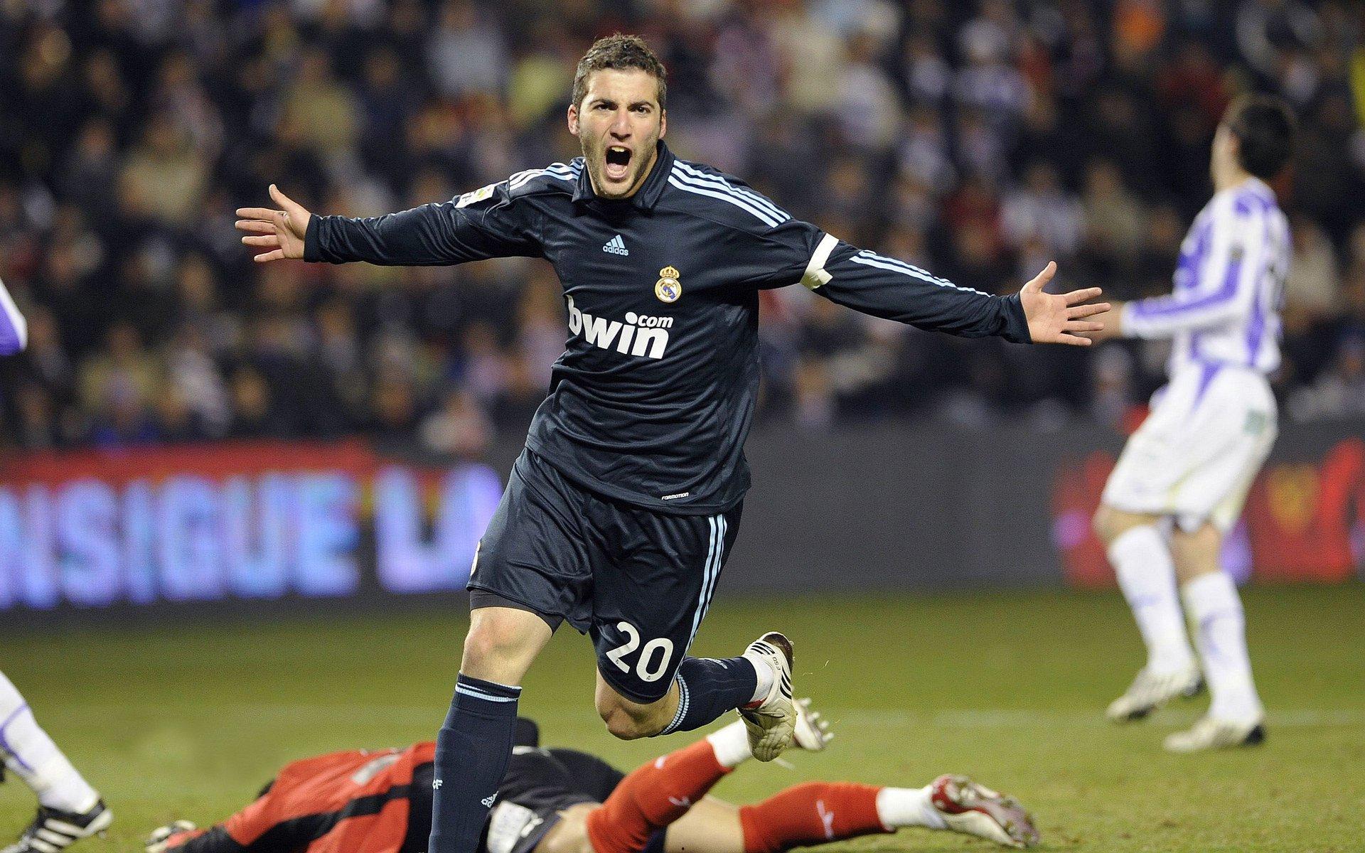 库库庆祝结婚八周年笑称生命最漫长的八年，球迷调侃，这下不怕老婆生气了？